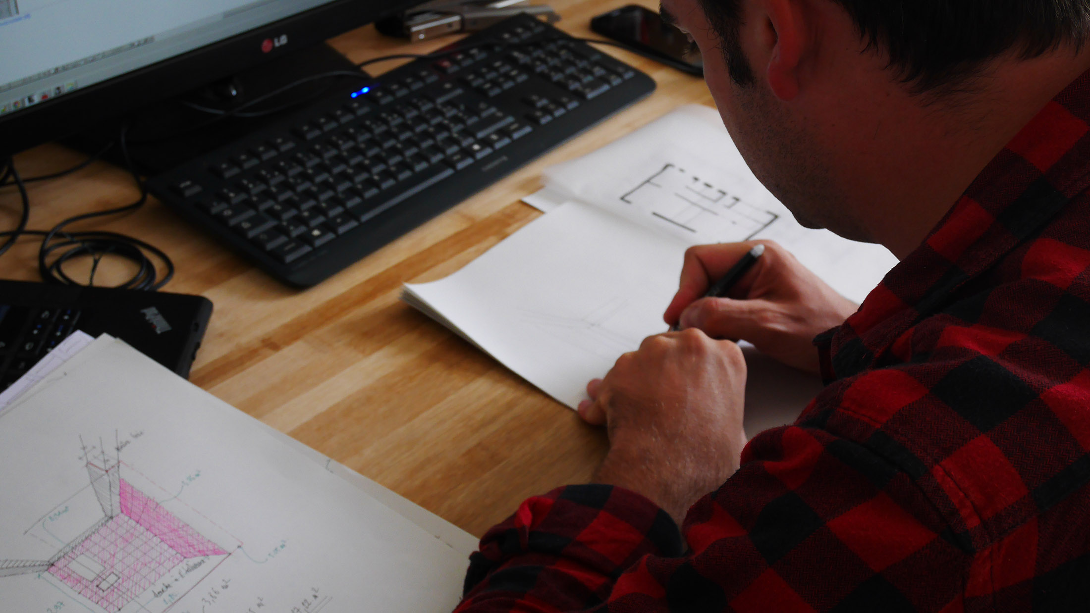 Un architecte et un particulier devant un plan discutant d'un projet de construction de maison