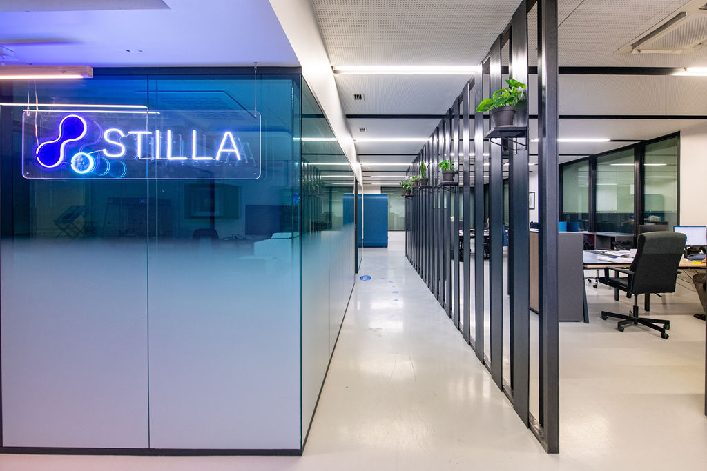 Couloir du nouveau bureau de Stilla, rénové par Archibien