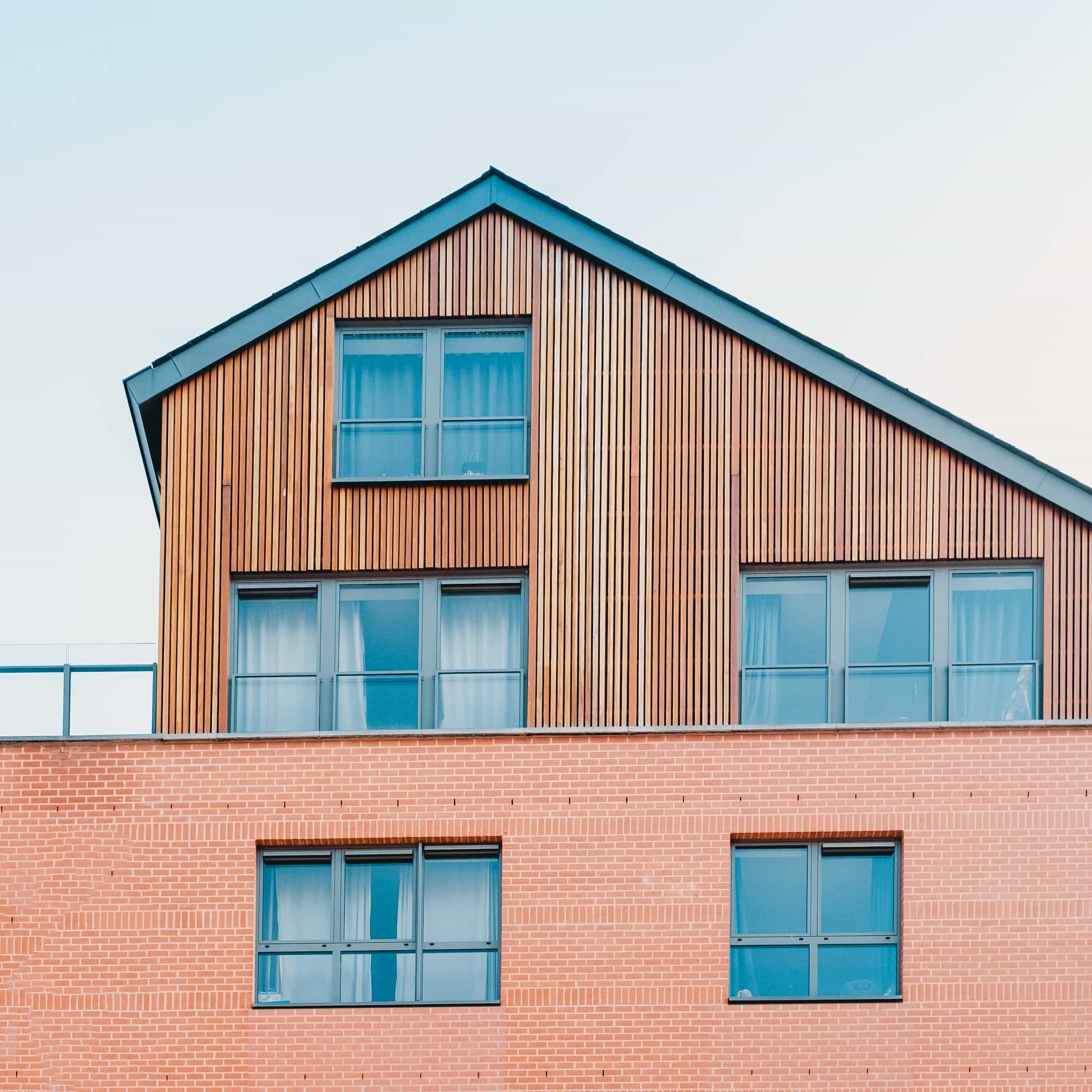 Surélévation d’immeuble passif avec un bardage en bois, faite par un architecte