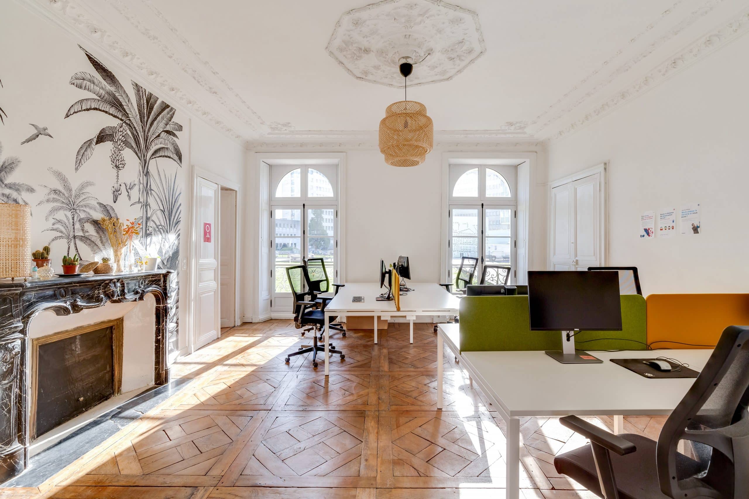 Des bureaux aménagés dans un appartement ancien
