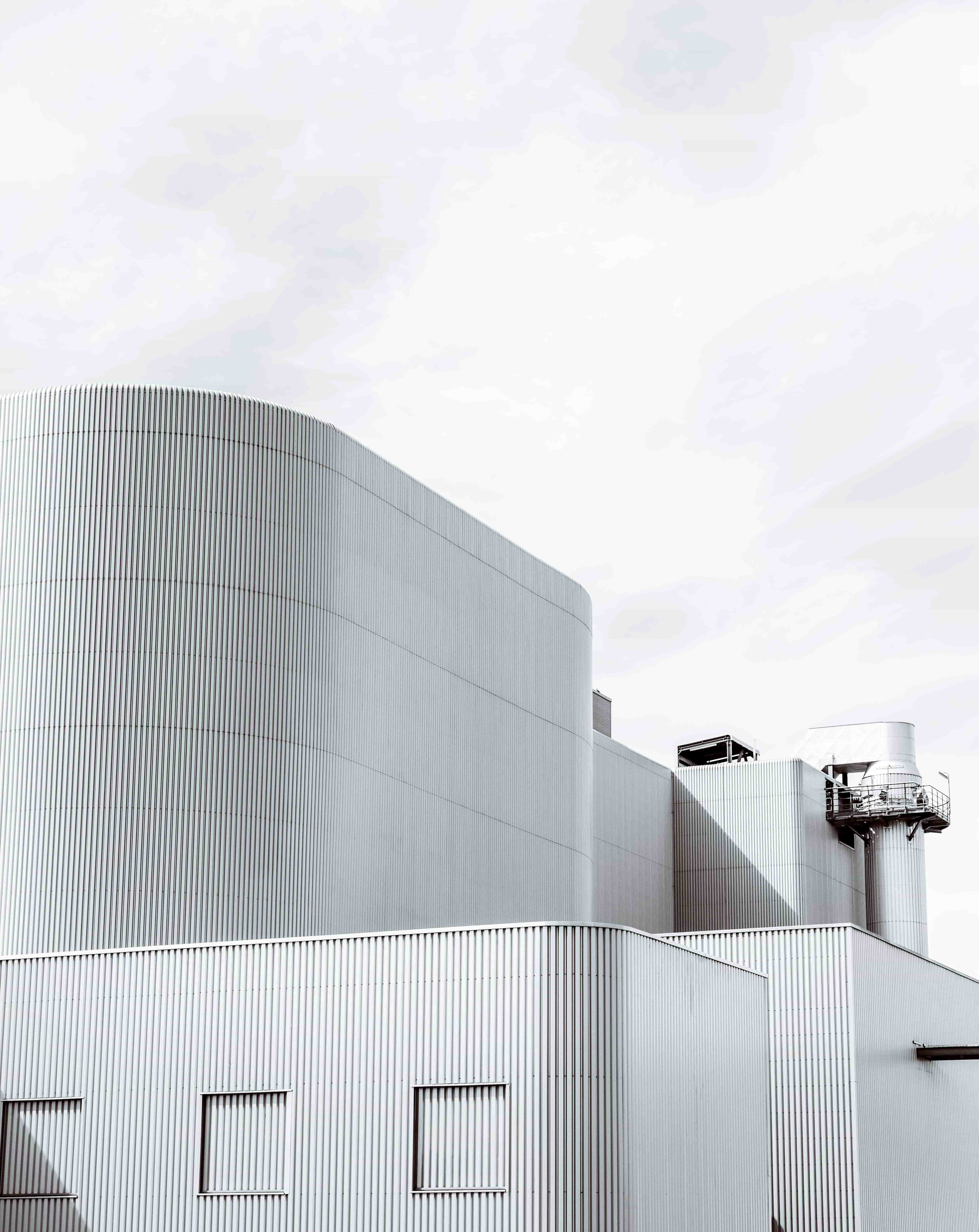 Usine métallique avec une architecture moderne et des formes rondes