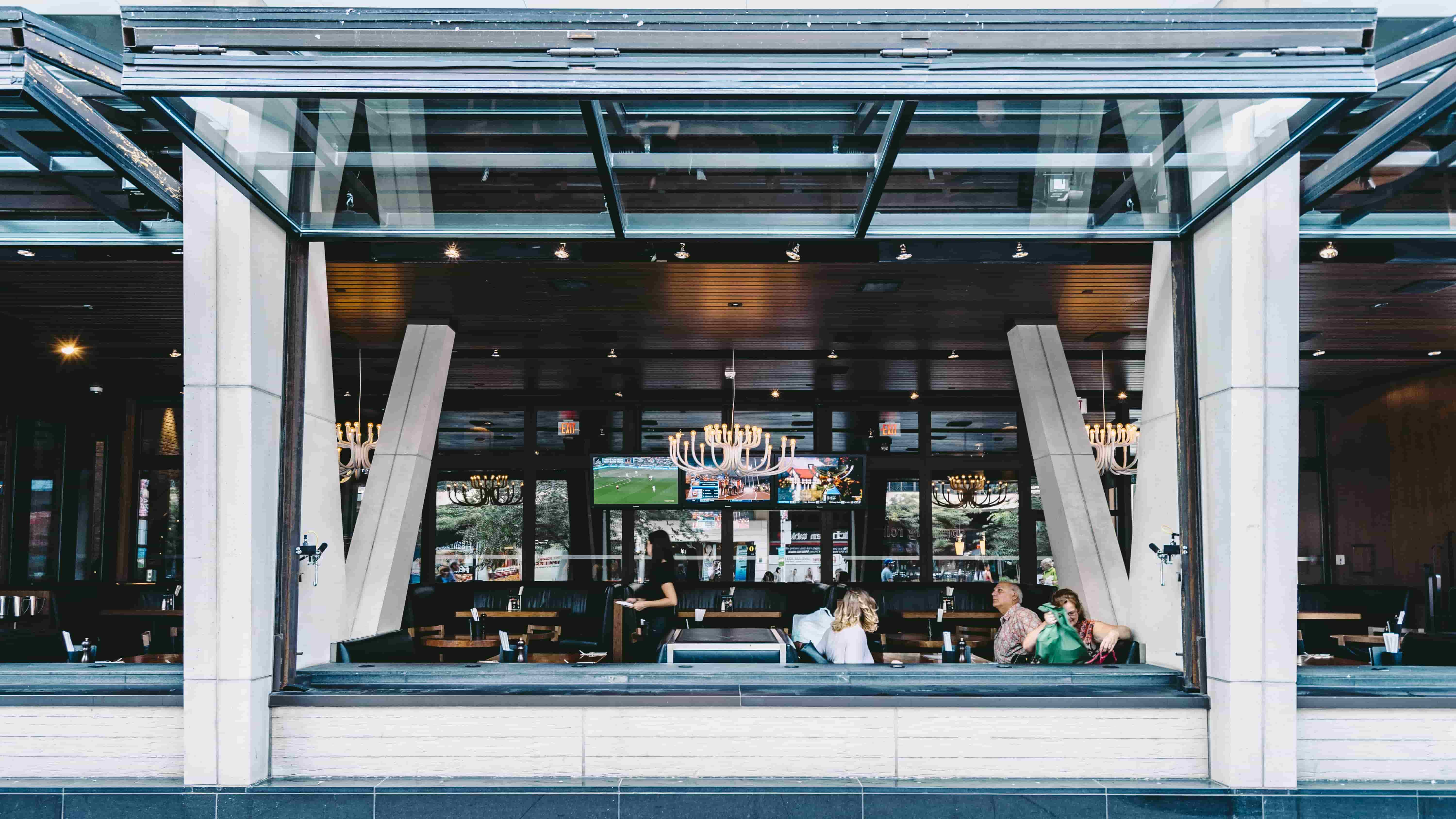 Un ancien atelier converti en un restaurant dans un immeuble